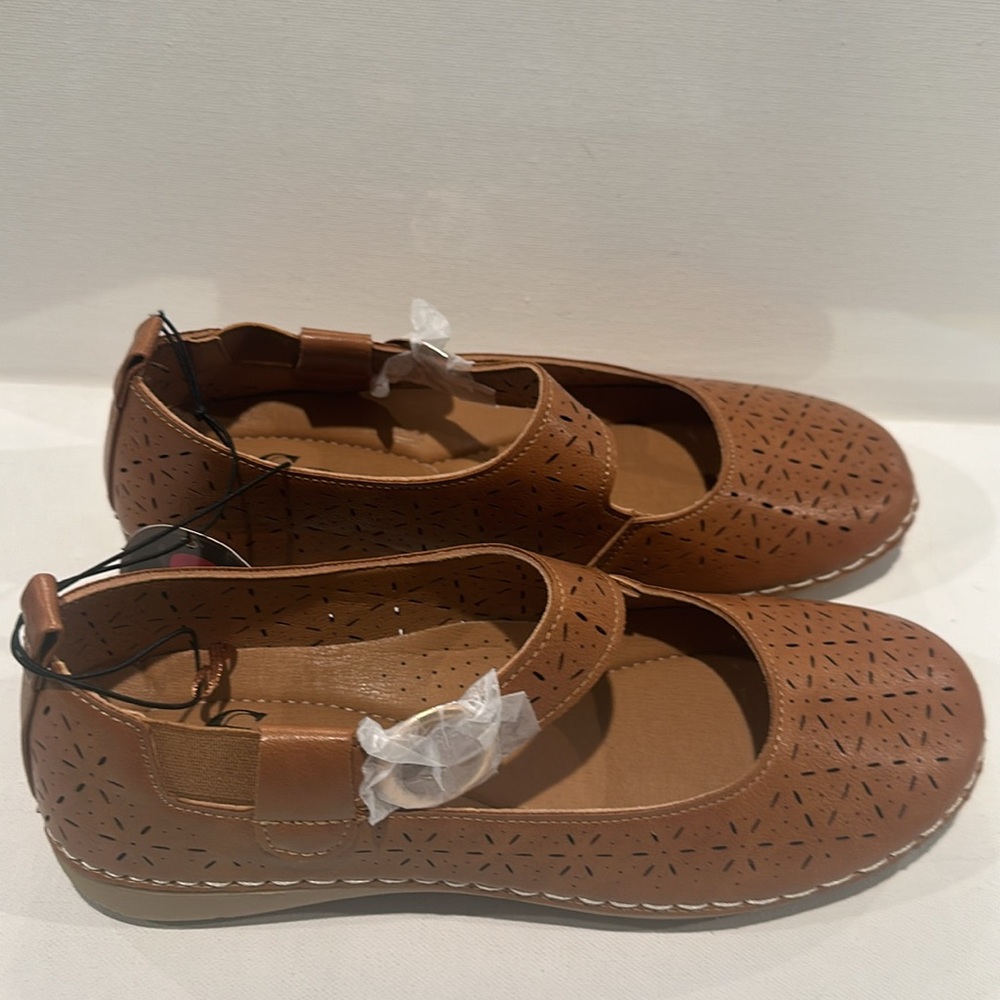Wt GC Shoes with goldtone buckle on strap and elastic on the side. Size 7.5